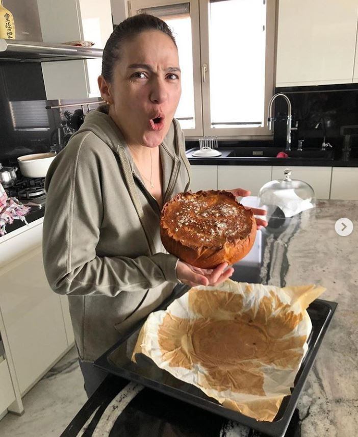 Evde kalınca soluğu mutfakta alan ünlüler bakın neler yaptı! - Resim: 2