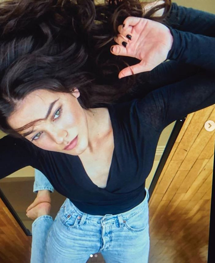 Aşk 101 dizisinin Burcu hocası Pınar Deniz makyajsız halini paylaştı! - Resim: 1