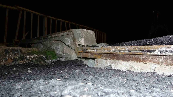 Hatay'da deprem sonrası ortaya çıktı! 10 santimetre çöktü yoldan ayrıldı - Resim: 4