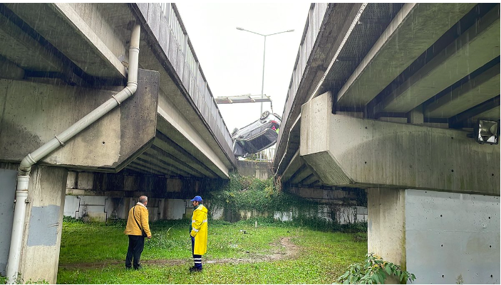 Bakan gözlerine inanamadı! Rize'de görülmemiş kaza araç havada asılı kaldı - Resim: 2