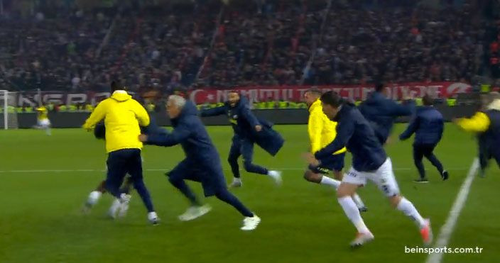 Trabzon'da Mourinho'dan çılgın çevinç gol sonrası kendini kaybetti - Resim: 1