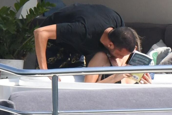 Şeyma Subaşı'nın 'Bodrum yangınında okuduğu kitabı'nı elinden düşürmüyor - Resim: 4