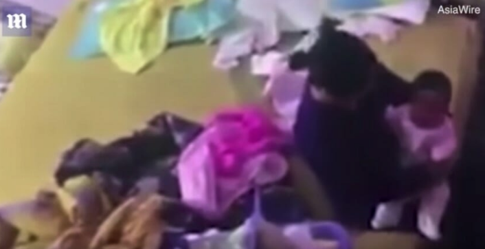 Bebeğinin yüzünde kırmızı benekler gördü kameradaki görüntüleri izleyince... - Resim: 4