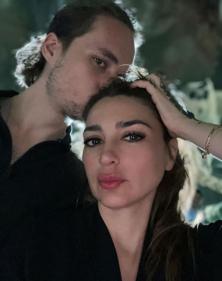 Megastar Tarkan'ın sevgilisi olarak tanınmıştı! Bilge Öztürk 22 yaş küçük sevgisiyle denizde aşka geldi - Resim: 4