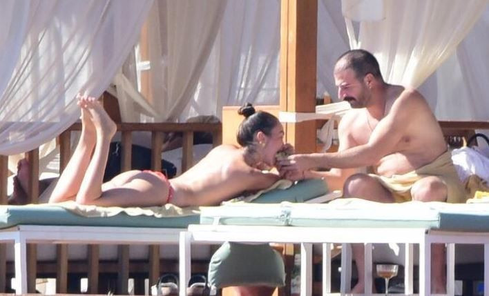 Hande Soral üstsüz güneşlendi! Kraliçeler gibi tatil yaptı! - Resim: 3