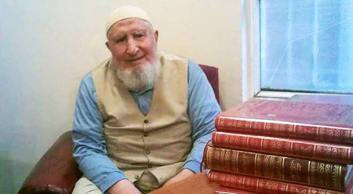 Şanlıurfa'dan pes dedirten görüntü! Covid-19'dan hayatını kaybeden kanaat önderini yüzlerce kişi uğurladı - Resim: 1