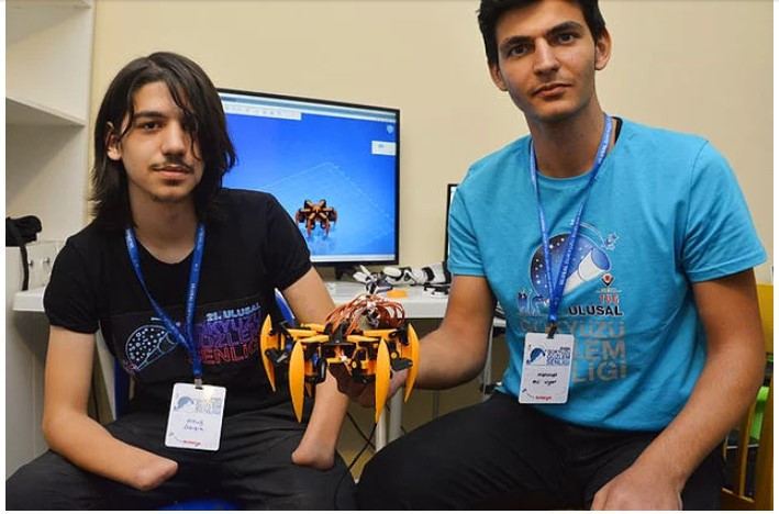 Deney yaparken ellerini kaybetti hayallerinden vazgeçmedi - Resim: 4