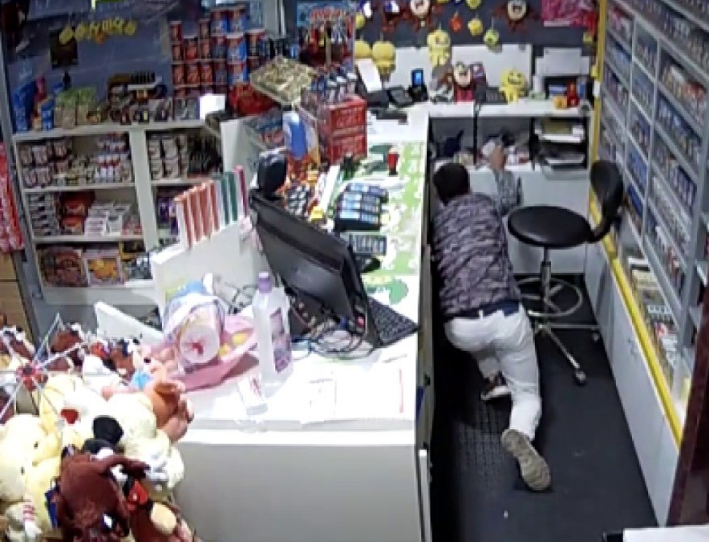 Emekleyerek çaldığı paralarla, tuvalet penceresinden kaçtı - Resim: 1