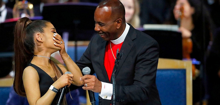 Rahip cenazede ünlü şarkıcı Ariana Grande'ı taciz etti! - Resim: 4