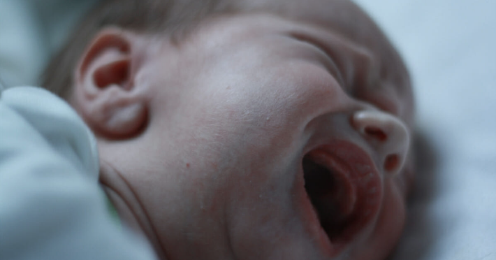 Bebeğinin yüzünde kırmızı benekler gördü kameradaki görüntüleri izleyince... - Resim: 2