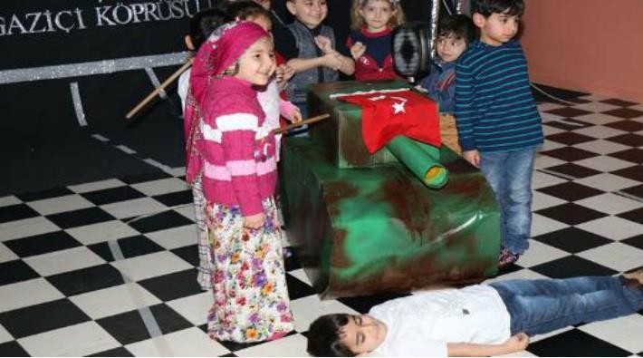 Anaokulunda 15 Temmuz tiyatrosu! Tankın önüne yatıp namaz kıldılar - Resim: 1