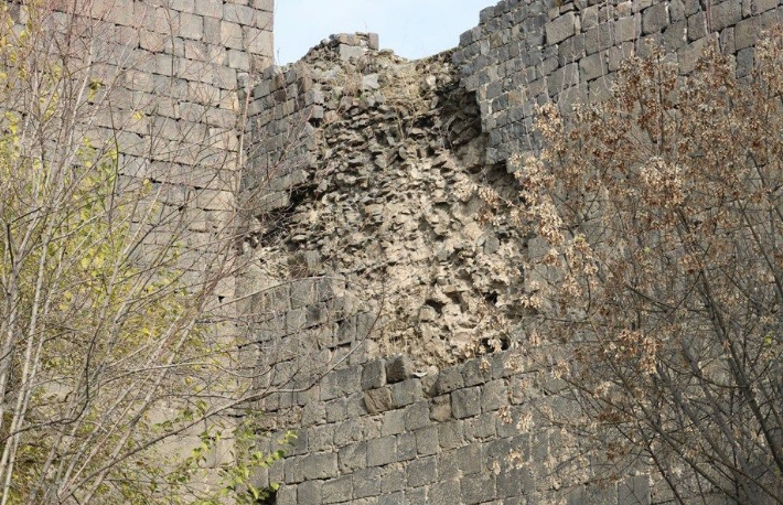 5 bin yıllık tarihi Diyarbakır surları hırsızların hedefi oldu! Çalıp satıyorlar - Resim: 3