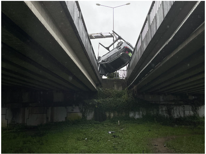 Bakan gözlerine inanamadı! Rize'de görülmemiş kaza araç havada asılı kaldı - Resim: 4