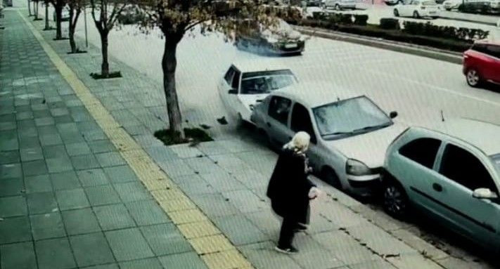 Trafikte makas atan maganda dehşet saçtı! Arabalar pert oldu, yaşlı kadın ölümden döndü o anlar kamerada - Resim: 1