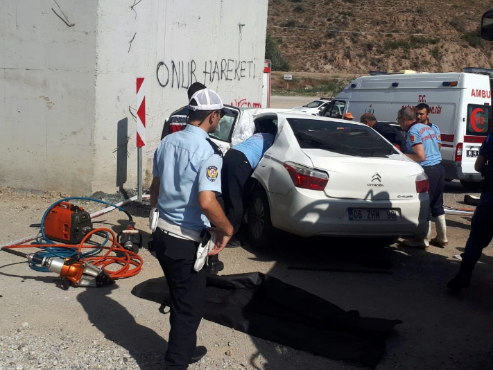 Ankara'da feci kaza! 4 kişi fena can verdi - Resim: 3