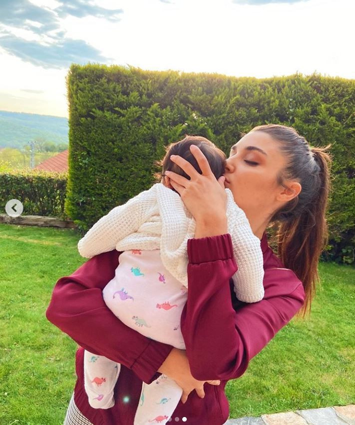 Hande Erçel ve yeğeninin pozları beğeni rekoru kırıyor teyzesinin kopyası! - Resim: 3