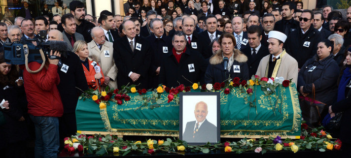 Birand sarı kırmızı çiçeklerle uğurlandı - Resim: 2