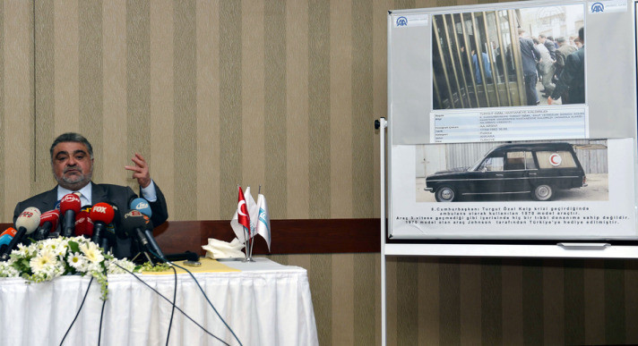 Turgut Özal yürüyerek hastaneye giriyor - Resim: 1