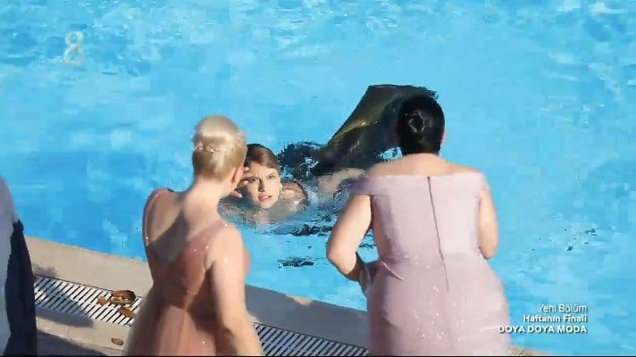 TV8 Doya Doya Moda'da Rümeysa Rabia'yı bilerek havuza attı kavga çıktı - Resim: 2