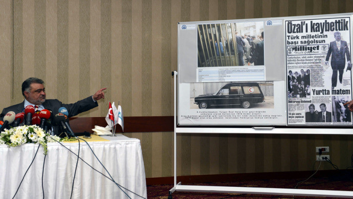 Turgut Özal yürüyerek hastaneye giriyor - Resim: 4