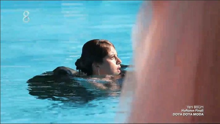 TV8 Doya Doya Moda'da Rümeysa Rabia'yı bilerek havuza attı kavga çıktı - Resim: 1