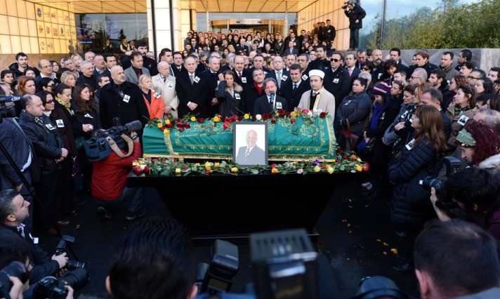 Birand sarı kırmızı çiçeklerle uğurlandı - Resim: 4