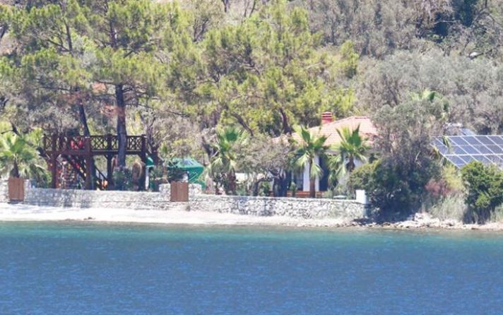 Şahan Gökbakar Marmaris'te lüks evinin önündeki denizi sahiplendi - Resim: 2