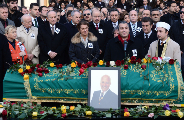 Birand sarı kırmızı çiçeklerle uğurlandı - Resim: 3