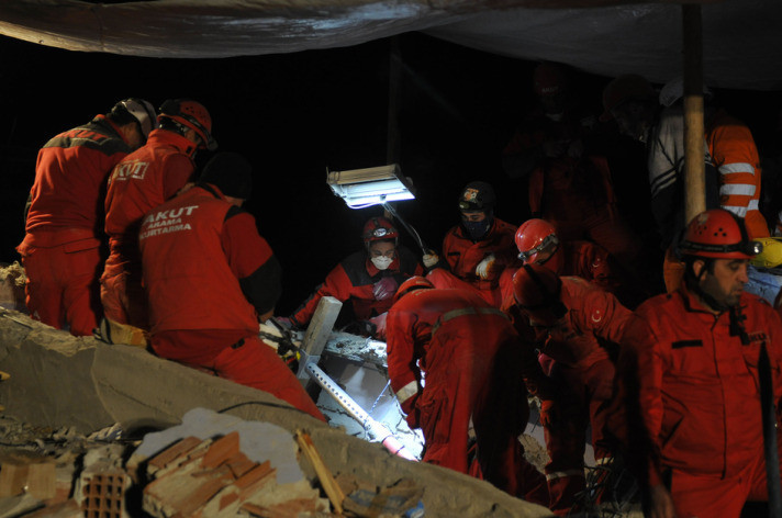 Enkazdan 61 saat sonra sağ çıktı! - Resim: 3