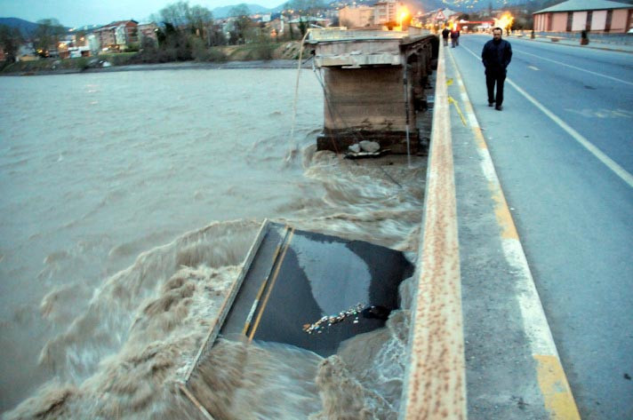 Köprüde acı dolu bekleyiş - Resim: 4