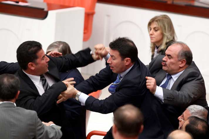 Meclis'te birbirlerine girdiler - Resim: 1