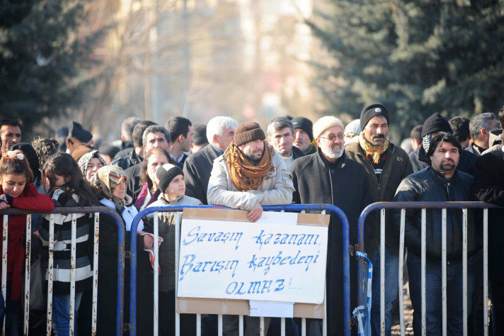 PKK'lı 3 kadının cenazesinde ilginç pankart! - Resim: 1