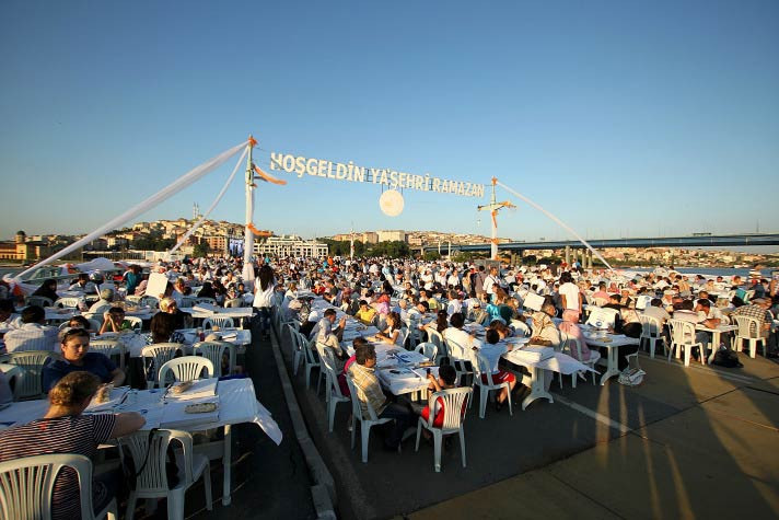 Eyüp'te 15 bin kişilik iftar! - Resim: 1