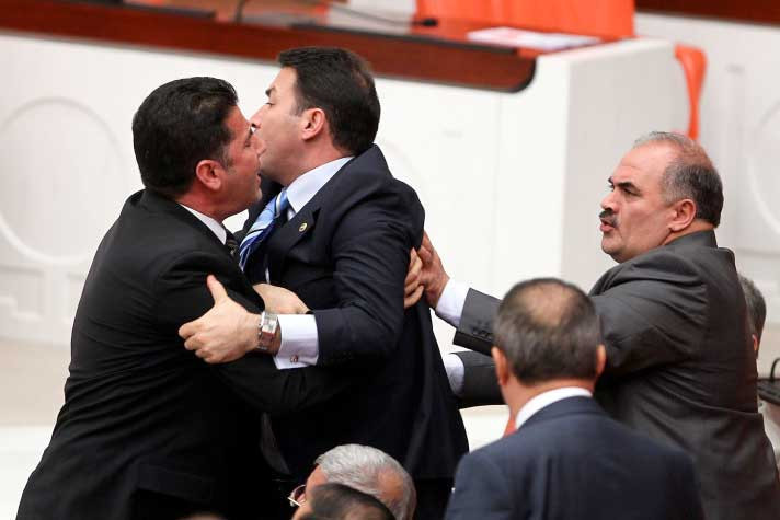 Meclis'te birbirlerine girdiler - Resim: 2