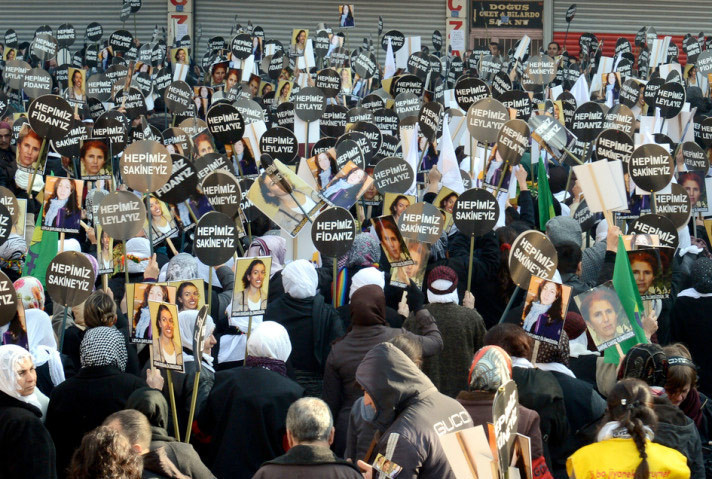 PKK'lı 3 kadının cenazesinde ilginç pankart! - Resim: 4