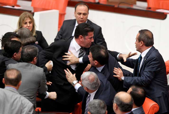 Meclis'te birbirlerine girdiler - Resim: 4