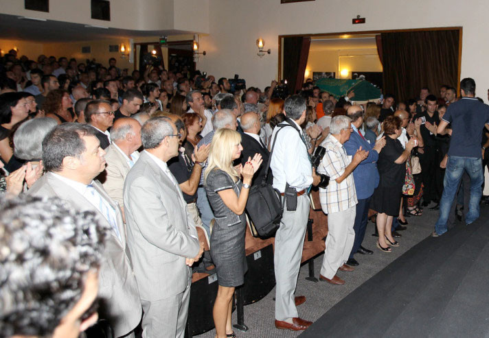 Müşfik Kenter son yolculuğuna uğurlanıyor - Resim: 1