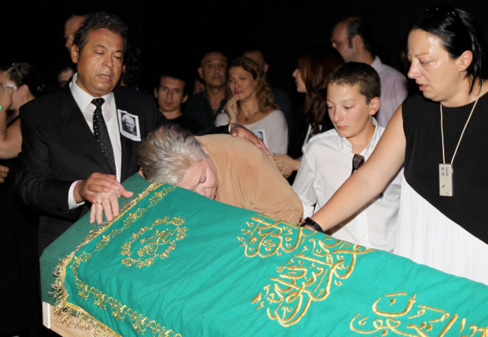 Müşfik Kenter son yolculuğuna uğurlanıyor - Resim: 2