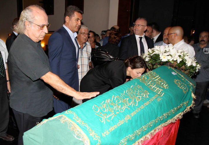 Müşfik Kenter son yolculuğuna uğurlanıyor - Resim: 4