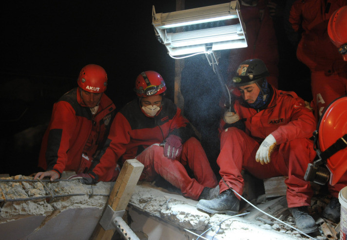 Enkazdan 61 saat sonra sağ çıktı! - Resim: 2