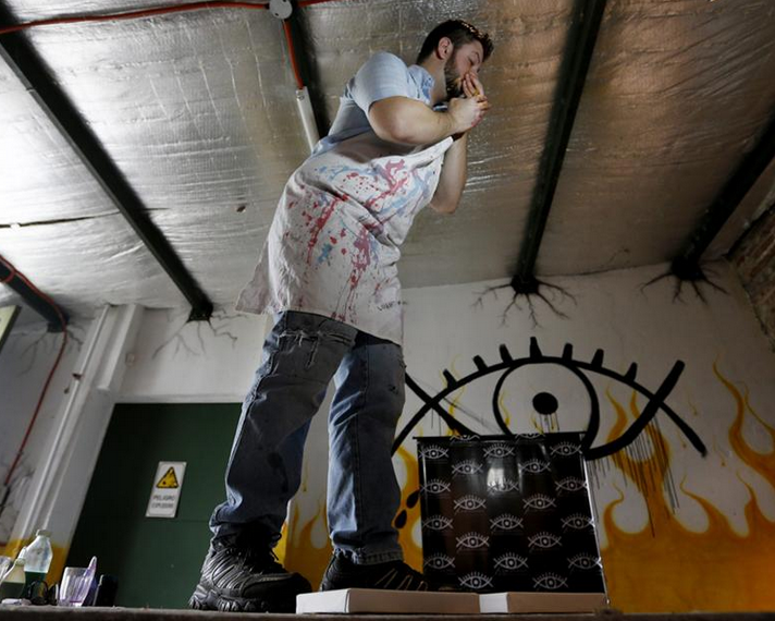 Resimlerini gözleriyle çiziyor - Resim: 2