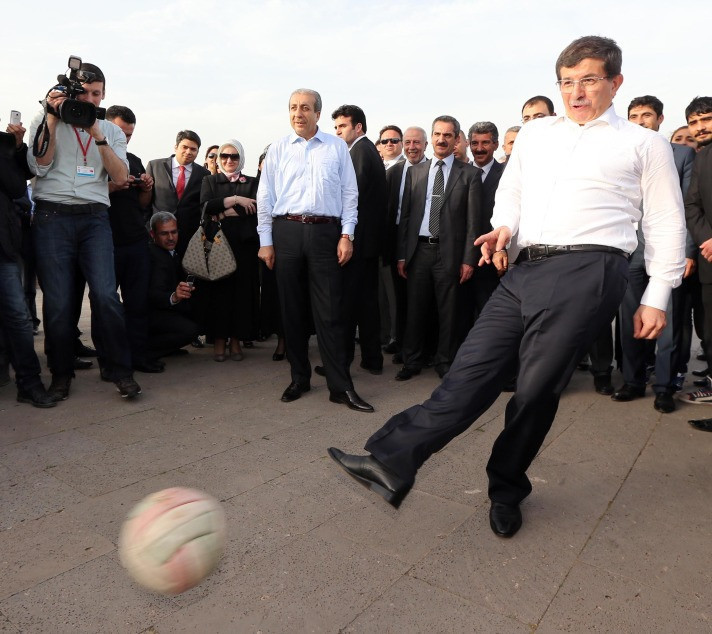 Davutoğlu Diyarbakır'lı çocuklarla top oynadı - Resim: 1