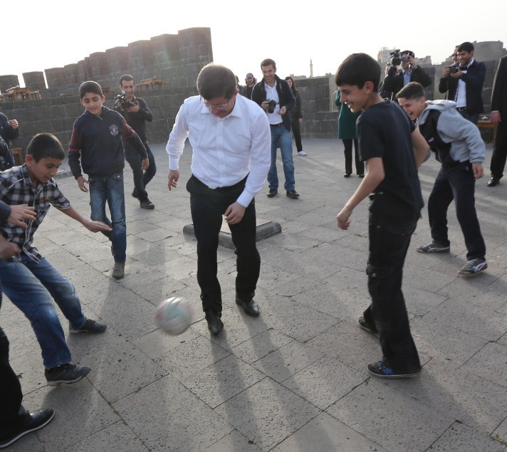 Davutoğlu Diyarbakır'lı çocuklarla top oynadı - Resim: 4