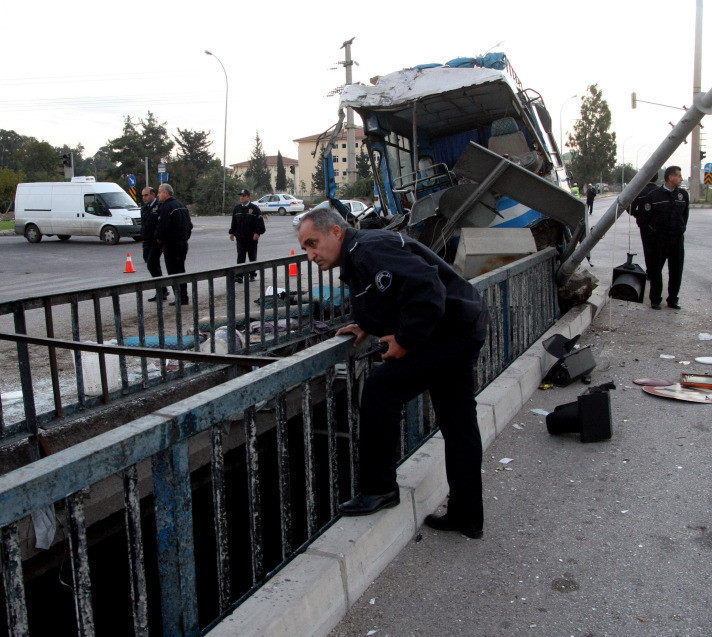 Yaralılar sulama kanalına uçtu - Resim: 3