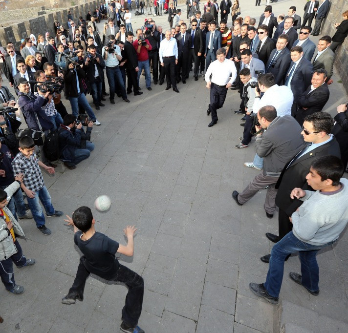 Davutoğlu Diyarbakır'lı çocuklarla top oynadı - Resim: 3