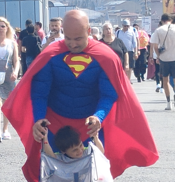 Galata'da bir garip olay... Süpermen kostümüyle balık tutmaya gitti görenler şok oldu! - Resim: 4