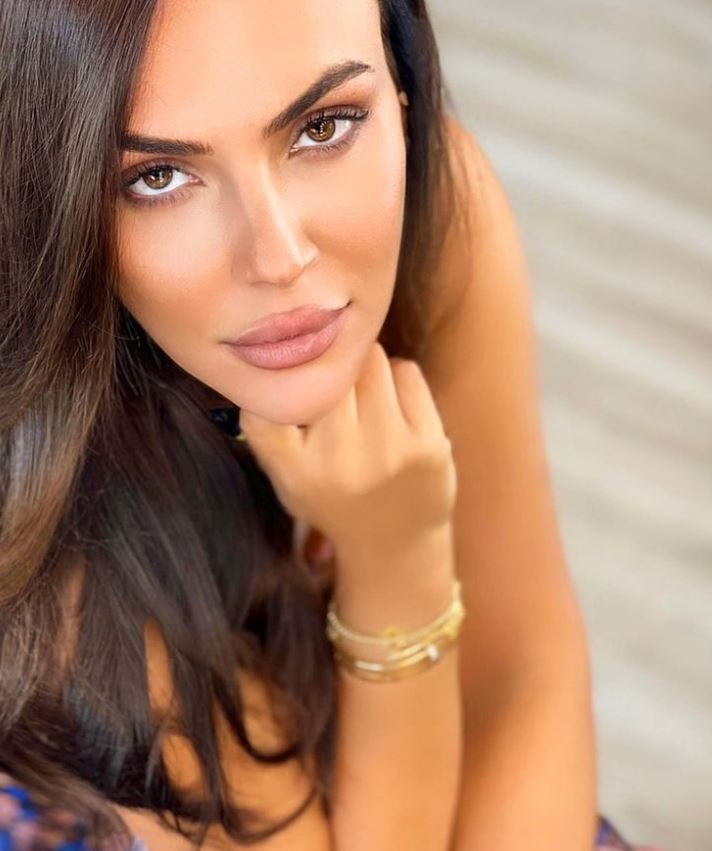 Buket Aydın'dan doğum gününde iç çamaşırsız cesur dekolte! Ünlü sunucu kaç yaşında? - Resim: 1