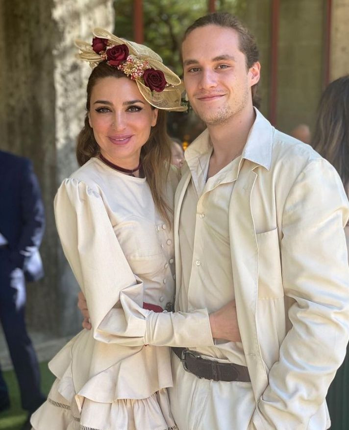 Megastar Tarkan'ın sevgilisi olarak tanınmıştı! Bilge Öztürk 22 yaş küçük sevgisiyle denizde aşka geldi - Resim: 1