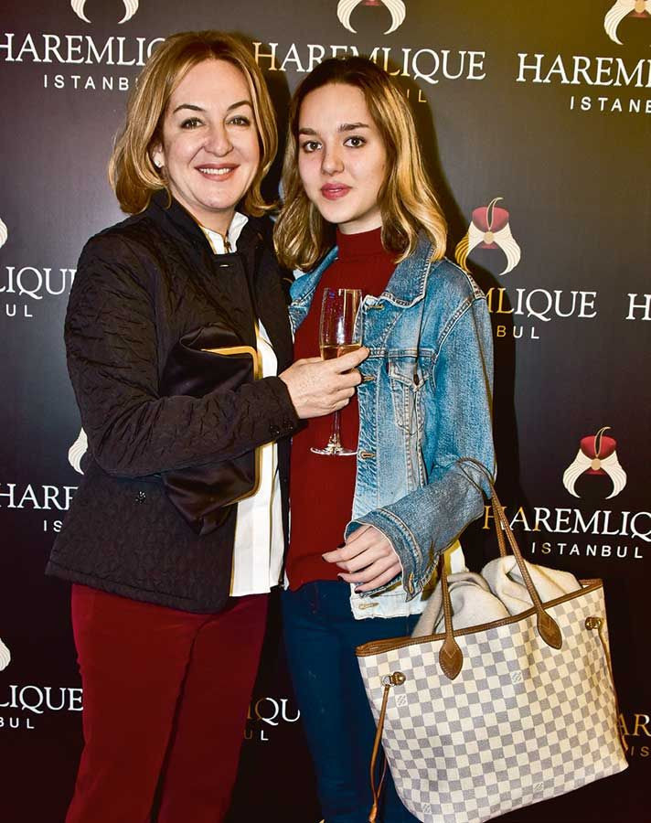 Sosyeteyi şok eden ölüm! 24 yaşında Londra'daki evinde ölü bulundu! İntihar etmiş... - Resim: 4