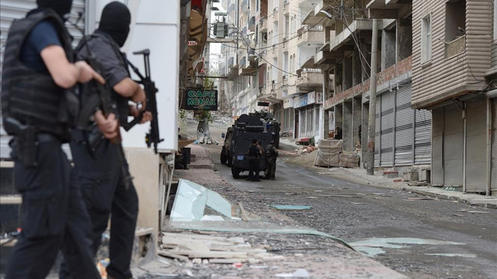 Diyarbakır'da canlı bomba operasyonu!